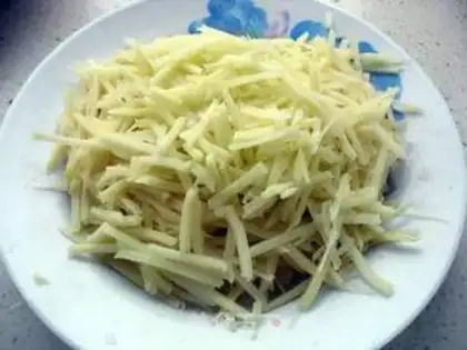 Make shredded potato egg cake step 1