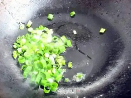 Make shredded potato egg cake step 4