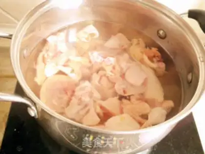 Make Chicken stewed hazel mushroom step 2