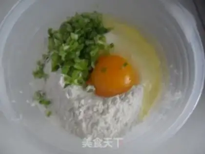 Make chopped green onion egg cake step 1