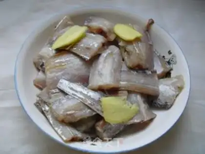 Make Hairfish in tomato sauce step 0