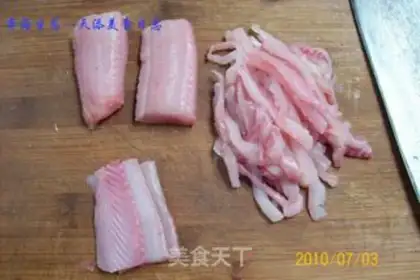 Make stir-fried fish fillets with green pepper and rice bamboo step 3