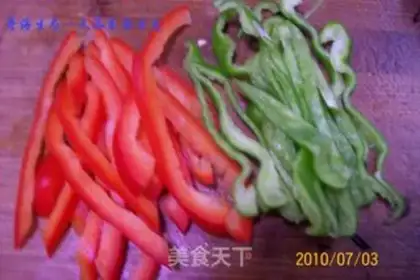 Make stir-fried fish fillets with green pepper and rice bamboo step 4