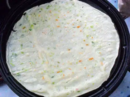Make chopped green onion egg cake step 4