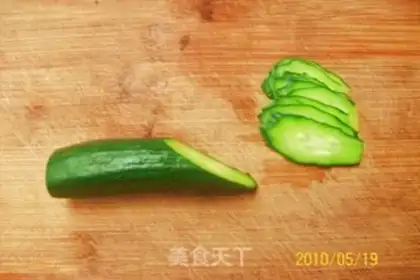 Make Sweet and sour cucumber river carp step 1