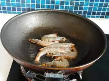 Make Baked rice with shrimp with mixed fungi step 3