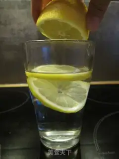 Make honey lemon tea step 2