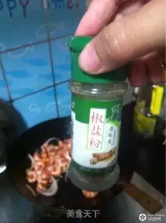 Make Jiwei shrimp with salt and pepper step 4