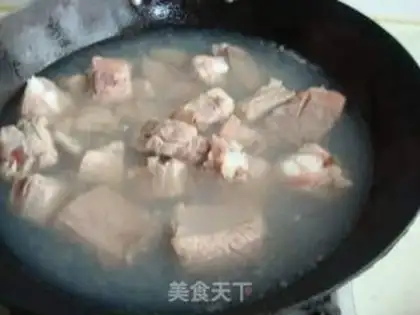 Make Stewed ribs with green radish step 1