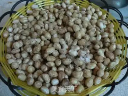 Make salty crisp peanuts step 3