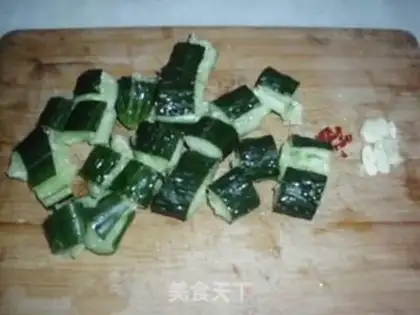 Make smashed cucumbers step 1