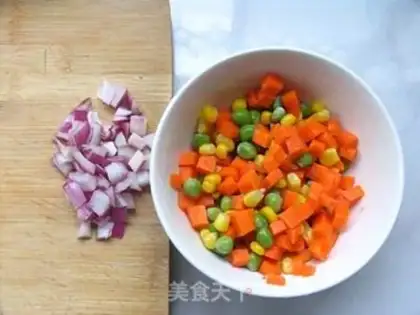 Make Pastoral vegetarian mixed fried noodles step 1