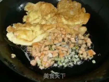 Make Rice with ham and egg with onion flavor step 1
