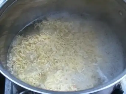 Make Pastoral vegetarian mixed fried noodles step 2