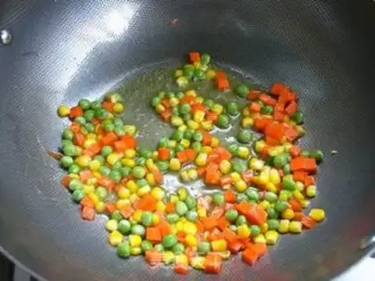 Make Pastoral vegetarian mixed fried noodles step 3