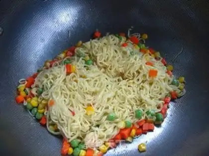Make Pastoral vegetarian mixed fried noodles step 4