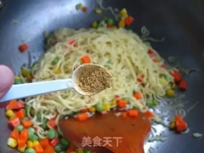 Make Pastoral vegetarian mixed fried noodles step 5