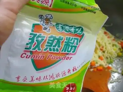 Make Pastoral vegetarian mixed fried noodles step 6