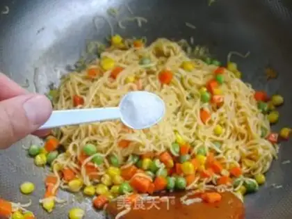 Make Pastoral vegetarian mixed fried noodles step 8