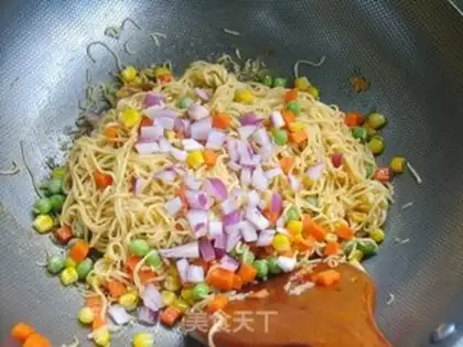 Make Pastoral vegetarian mixed fried noodles step 9