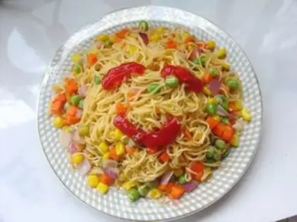 Make Pastoral vegetarian mixed fried noodles step 11