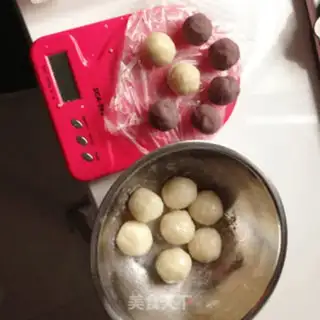 Make snowy moon cakes step 2