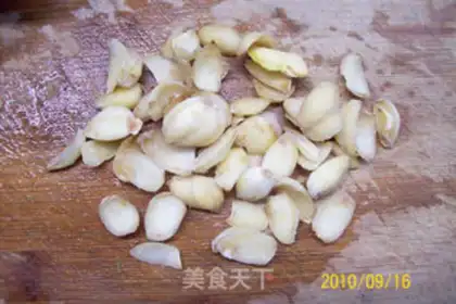 Make Green celery, lily and chrysanthemum gizzard step 1