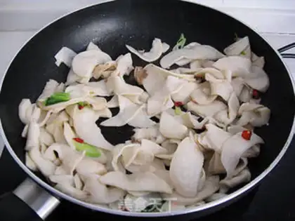Make stir-fried mushroom with cabbage step 4