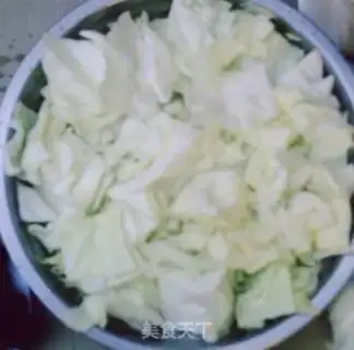 Make Steamed cabbage with bacon step 1