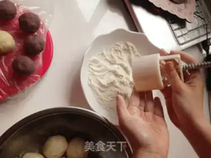 Make snowy moon cakes step 9
