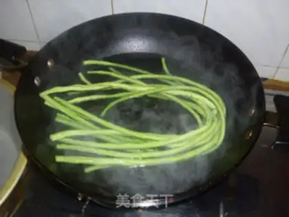 Make stir-fried cowpeas with olive vegetable step 2