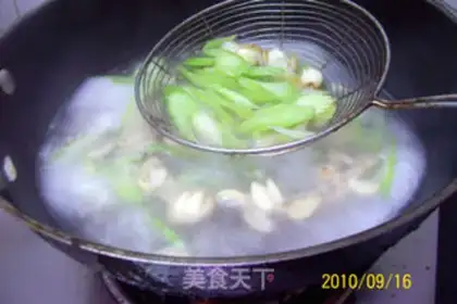 Make Green celery, lily and chrysanthemum gizzard step 8