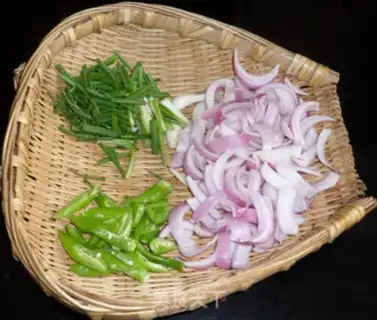 Make stir-fried bacon with onions step 0