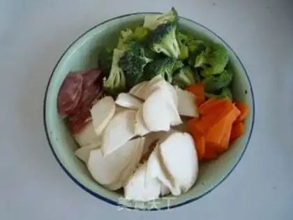 Make stir-fried vegetables with sausage step 1