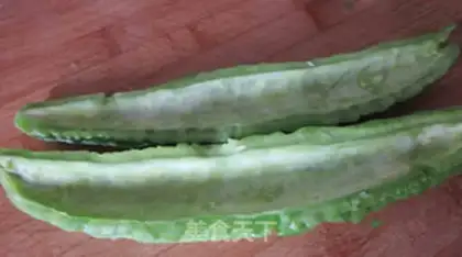 Make stir-fried beef with bitter gourd step 1