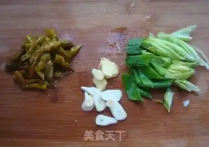 Make stir-fried konjac tofu with pickled pepper step 1