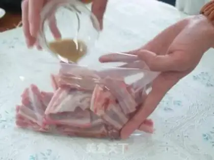Make Mankouxiang pork ribs soup step 2