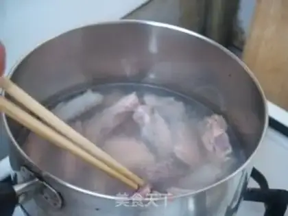 Make Mankouxiang pork ribs soup step 3