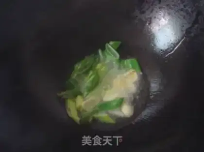 Make stir-fried konjac tofu with pickled pepper step 3