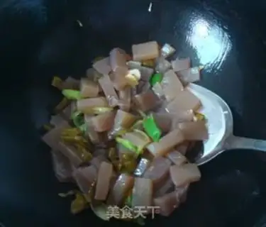 Make stir-fried konjac tofu with pickled pepper step 4
