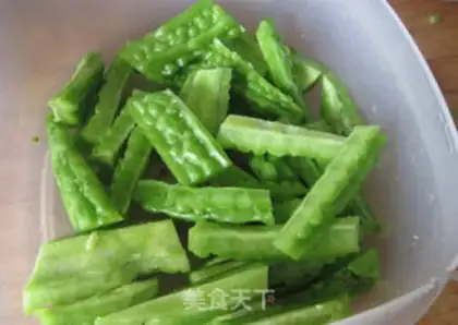 Make stir-fried beef with bitter gourd step 2