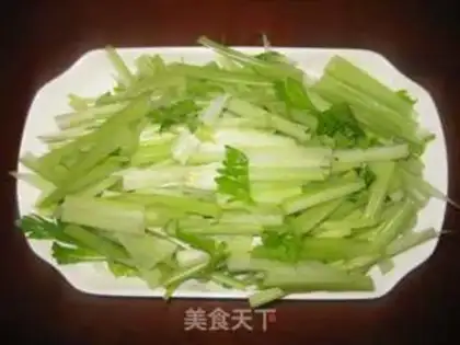 Make stir-fried shredded pork with celery step 0