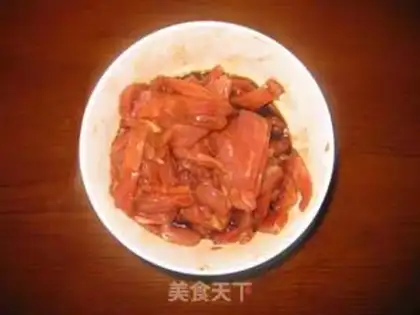 Make stir-fried shredded pork with celery step 2