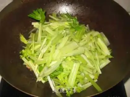 Make stir-fried shredded pork with celery step 5
