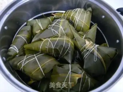 Make Salted egg yolk rice dumplings step 4
