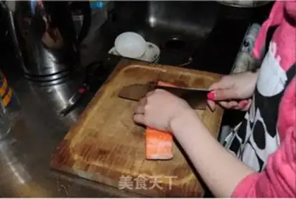 Make salmon sushi step 3