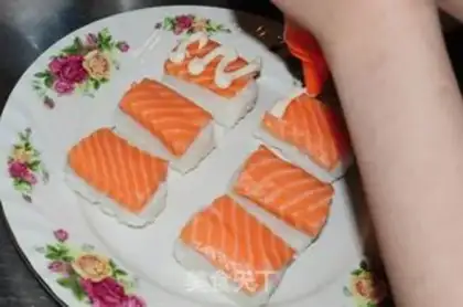Make salmon sushi step 5