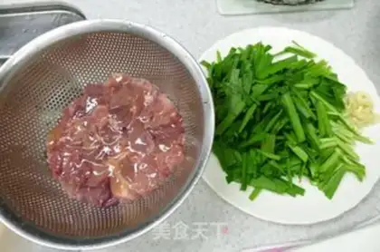 Make stir-fried chicken liver with leeks step 0
