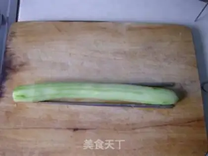 Make chopped pepper and coir coat cucumber step 1