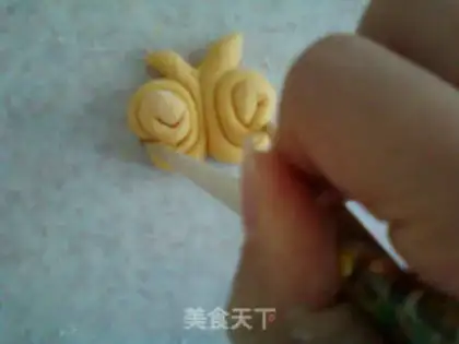 Make Yellow Butterfly Mantou step 9